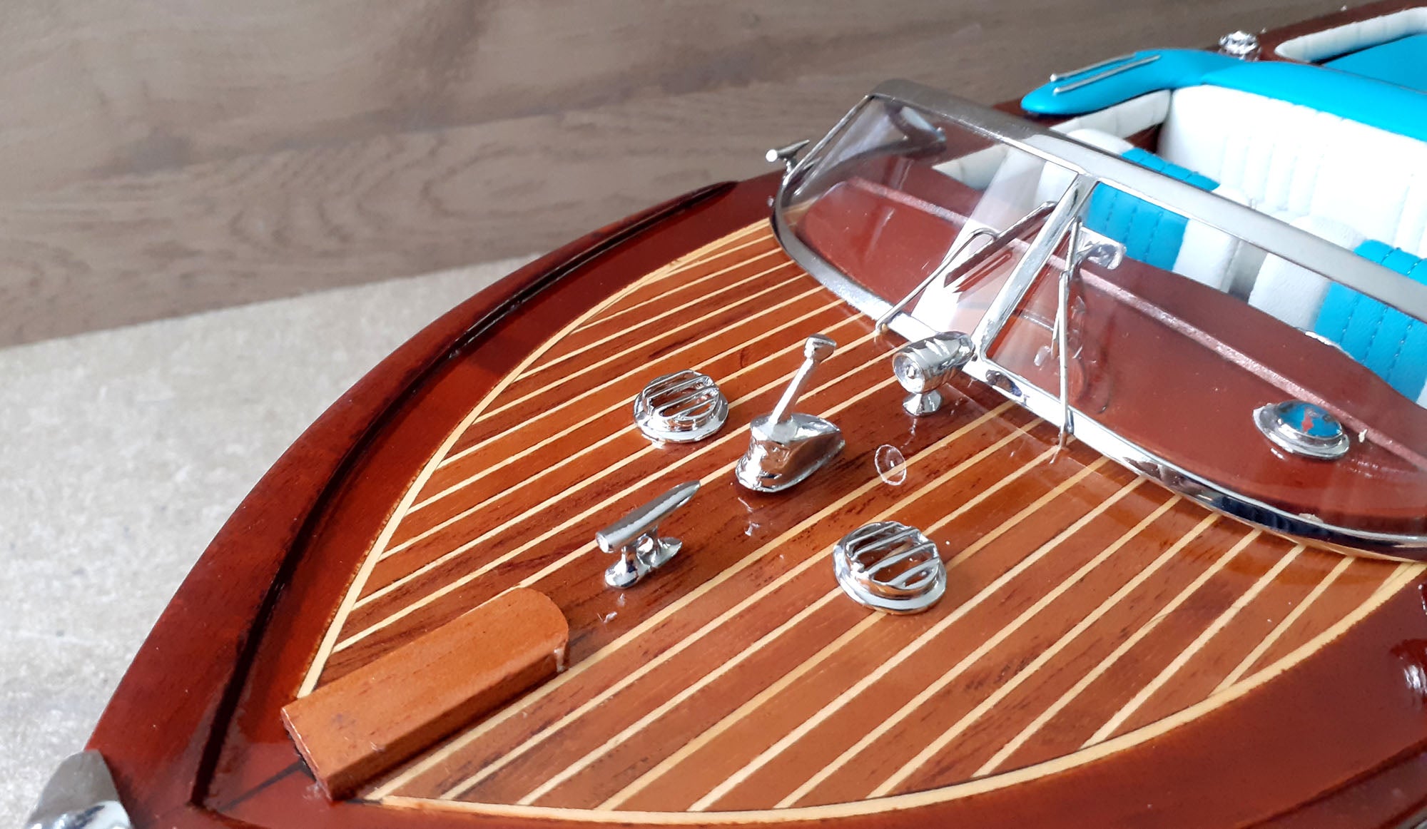Maquette Riva en Bois Vernis - Réplique Bateau de Luxe Artisanale